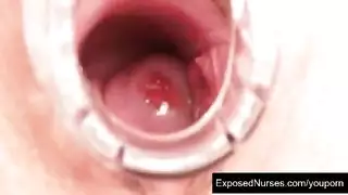 ممرضة في زي عمل تمارس العادة السرية بديلدو ضخم