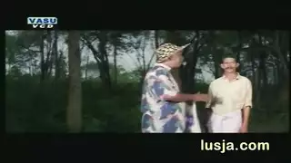 بنات يدلعن بعضهم