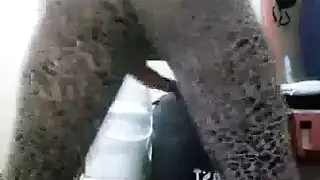 عندما تكون سينثيا في حالة شبق، تطلب القذف داخلها