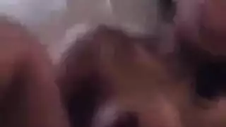 عاهرة ماليزية محجبة تمص بعمق وتأخذ زب على المكتب