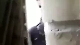 افلام نيك عربي‎ شاب يزنق البنت في حتة فاضية وقعد ينيك في طيزها ويفرشها