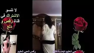 عاهرة عربية محتاجة تتوسل لضربات قوية في فتحتها المبللة