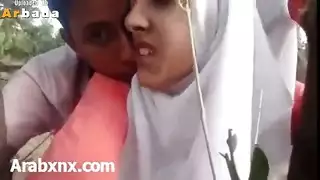 مهبل فتاة صغيرة يتمدد بواسطة دمى ألعاب