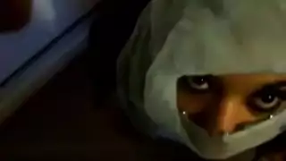 وجه مخفي وفم مفتوح: دمية جنسية ترتدي النقاب تمتلئ حلقها