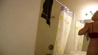 أناهيد فياض في علاقة ثلاثية مثيرة