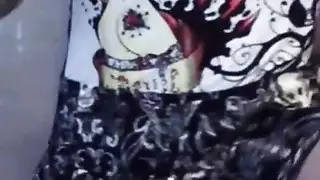 النادل يملأ الدمية الأبنوس المتهمة بقضيبه الصلب