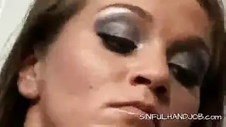 سمراء مجرية تتعرض لجماع مزدوج في فيلم إباحي صارخ