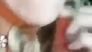 بنت هايجة تمص في صباعها بلبونة و تبحث عن رجل كي سطفي نار كسها المشتعلة