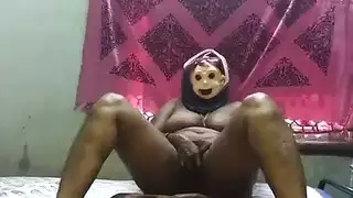 أم هندية ممتلئة تستمتع بفرجها الزلق وتعصر ثدييها الناعمين