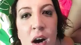 سمراء شقية تبلع القضيب وتبتلع في مشهد إباحي صريح