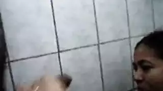 خادمة كبيرة الصدر تقدم خدمة كاملة لإشباع رئيسها الشهواني
