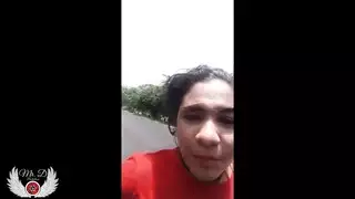 عرض إباحي علني: بينيلوبي أولسن تظهر بزازها العارية وكسها الرطب في العراء