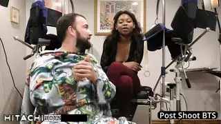 فيلم إباحي: المراهقة المضطربة تختبر هزات جماع مذهلة من عصا هزاز