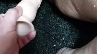 لعب لعبة إكس إكس إكس البرية تؤدي إلى نشوة جنسية قذفية ضخمة