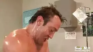 شقراء مغرورة تُضاجع بقوة على الكنبة في جلسة جنس صريحة