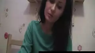 فتاة مشاغبة ذات أثداء ضخمة تنزل على قضيب صلب