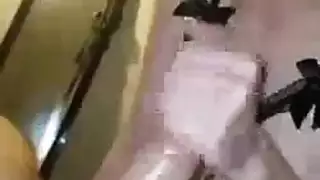 وقحة سكرى تُغَطّى وجهها قبل صياح امرأة أكبر