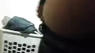 جنس شرجي جماعي للفتاة الغبية ذات المؤخرة المزيفة الضخمة