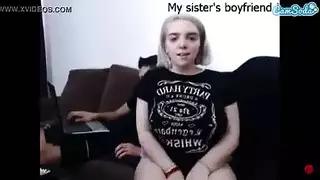 شقراء ممتلئة الجسم تتخطى حفلة عيد الميلاد للاحتفال بجنس شرجي خاص