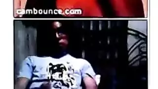 سمراء ناضجة مقنعة تتقن وظيفتها في الإباحية