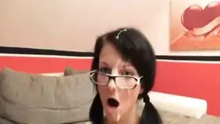 إباحي صريح: جميلة شرق أوسطية تحصل على قذف على وجهها