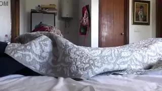 تنزعج خادمة فندق تركية عندما يعرض السائح قضيبه الأسود الكبير