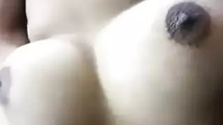 عاهرة عربية تتباهى بمهبلها وتأخذ قذفًا داخليًا