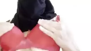 فتاة عربية محجبة تكشف عن أثداء ضخمة في فيلم إباحي صريح