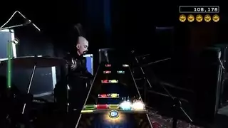 فتاة فرقة الروك تمشي مثل مصرية لعملية جنس جماعي صريحة