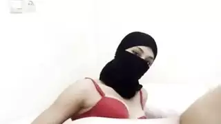 فتاة عربية محجبة خجولة تفرك فرجها المبلل ببطء حتى تبلغ الذروة