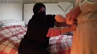 درس إباحي من زوجة الأب الحارقة: استخدام دمية جنسية لأقصى متعة