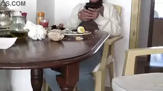 ابن الزوج الألماني يبلل قضيبه في فم زوجة أبيه العربية قبل المدرسة