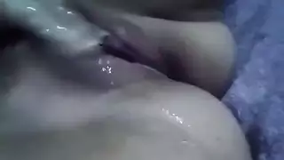 تقعد على حضنه