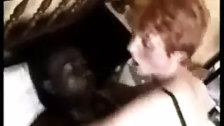 شقراء حمراء كبيرة الثدي تمسك بعموده بثدييها الضخمين