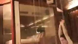 زوجة عاهرة مرتدية جوارب فقط تمارس الجنس بقوة