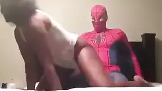 جينيفر تمارس الجنس المزدوج مع شابين عضليين في علاقة خشنة