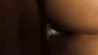 قضيب ضخم يمطط فتحة شرجها المتوسعة بإثارة