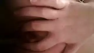 ساقيها عالياً ومؤخرتها مرفوعة جلسة جماع شرجي جامحة