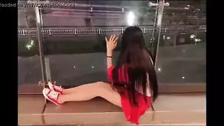 مص قضيب قاسٍ قبل أخذ قضيبين في وقت واحد