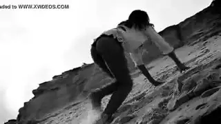 قنبلة شقراء تأخذ ضربات قاسية في الفتحتين