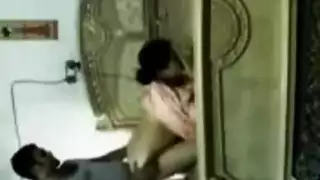 شاب ينيك امه صاحبة البزول