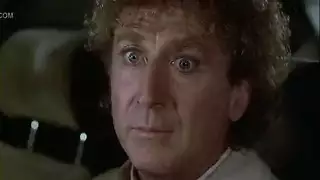 هولي تصرخ خلال هزات الجماع المكثفة من ممارسة الجنس القاسي