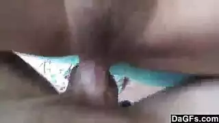 اثنين من الشقراوات تمتص في الأماكن العامة