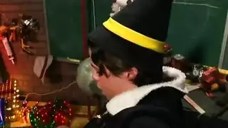 حشوة جوارب عيد الميلاد: فتاة تختنق بزب سانتا