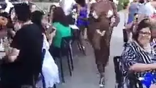 سيدة شقراء جميلة