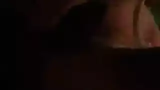 شقراء بمؤخرة ضخمة تتوسل لقضيب قوي في خلفها