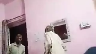 جنس شرجي وحشي: بلطجي شاب يستولي على فتحة رجل أكبر