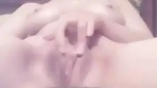 تمارس العاده السريه بنفسها